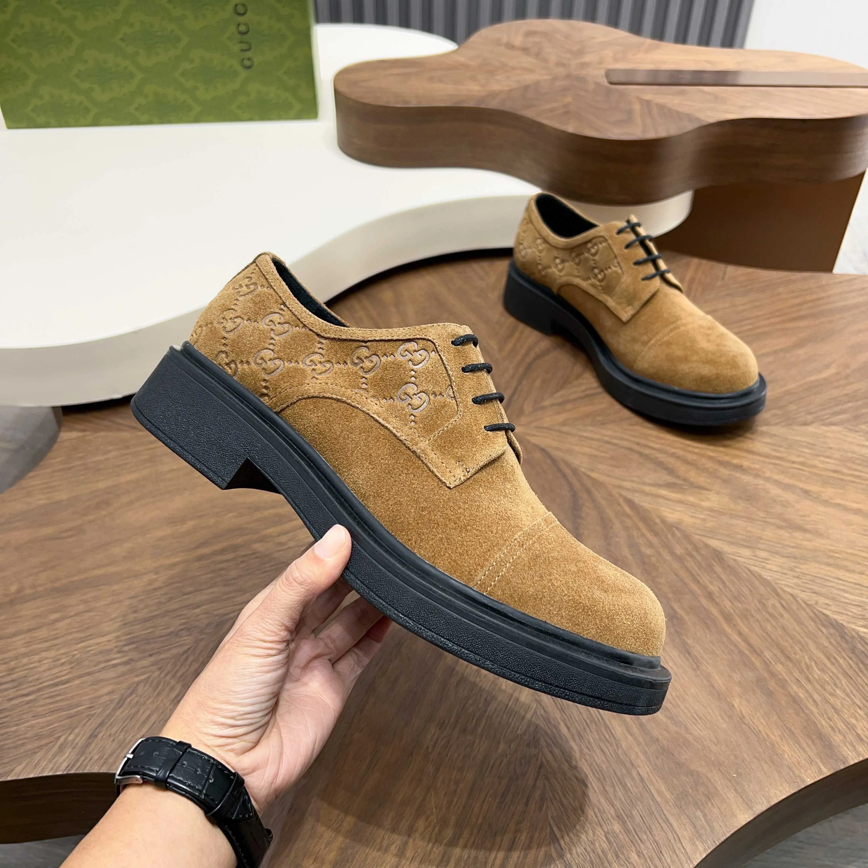 💰780 Gucci/Gucci new men’s lace-up shoes with GG details, matte cow leather derby shoes! The design of this men's lace-up shoe is rooted in the brand's heritage. Crafted from premium waxed cow leather, it is embellished with GG printed embossed suede leather details, a nod to Gucci's iconic monogram. The rubber sole decorated with GG pattern adds a touch of modern fashion to this design. Typical three-joint style design. European and American classic version, full calfskin lining. The overall upper texture is soft and the lining is comfortable and breathable. 2CM thickened soft rubber sole, easy to control. Versatile and stylish upper foot, multiple colors available to meet different matching needs, complete package! Size: 39-40-41-42-43-44 leather shoe size (38.45.46 can be customized)
